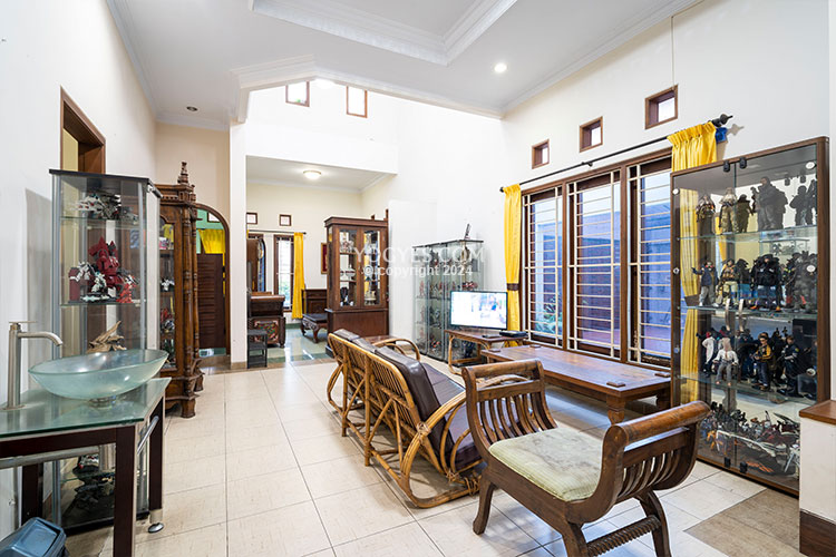 Koleksi Action Figure di Athaya Homestay