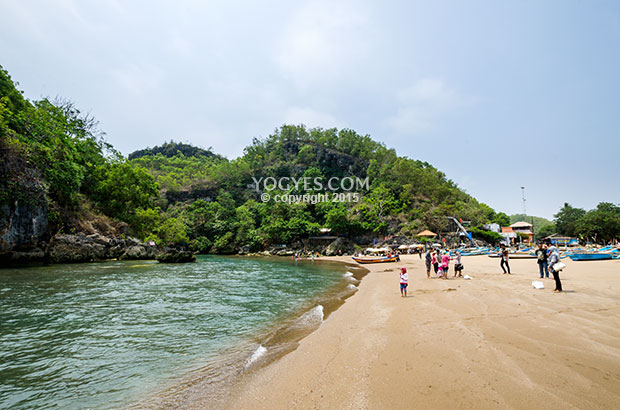 Aliran Air Tawar dari Sungai Bawah Tanah (Pantai Baron)