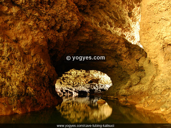 Indahnya pantulan batuan karst di air Cave Tubing Kalisuci