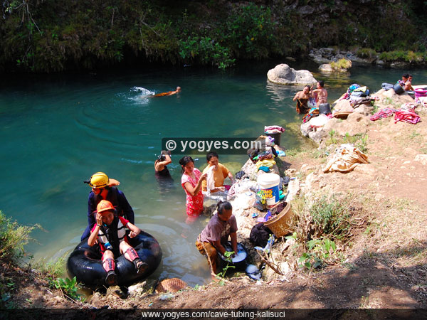 Pemandangan warga mencuci  baju  di  sungai  saat Cave Tubing 