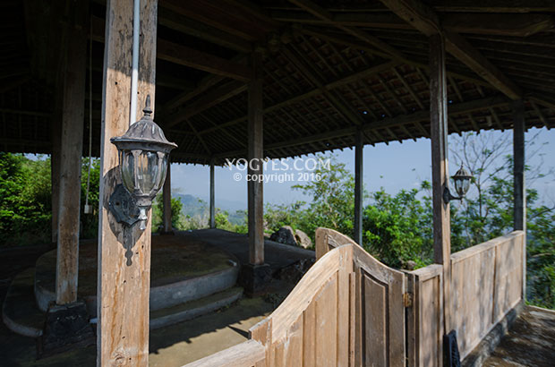 Lampu tradisional menghiasi tiang kayu pendopo di Gunung 