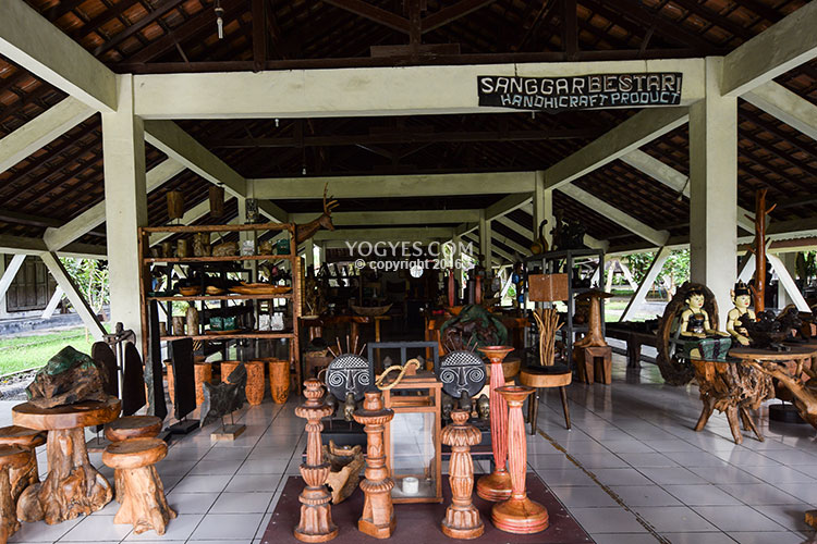 Kerajinan kayu di Pasar Seni Gabusan
