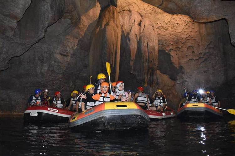 cave tubing pindul