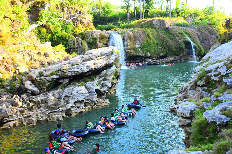 cave tubing pindul
