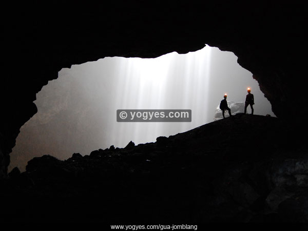 Video petualangan susur gua mencari 